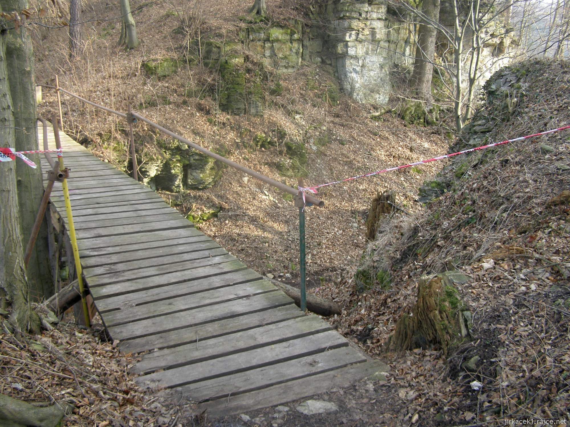 Brandýs nad Orlicí - zřícenina hradu 04 - mostek přes hradní příkop