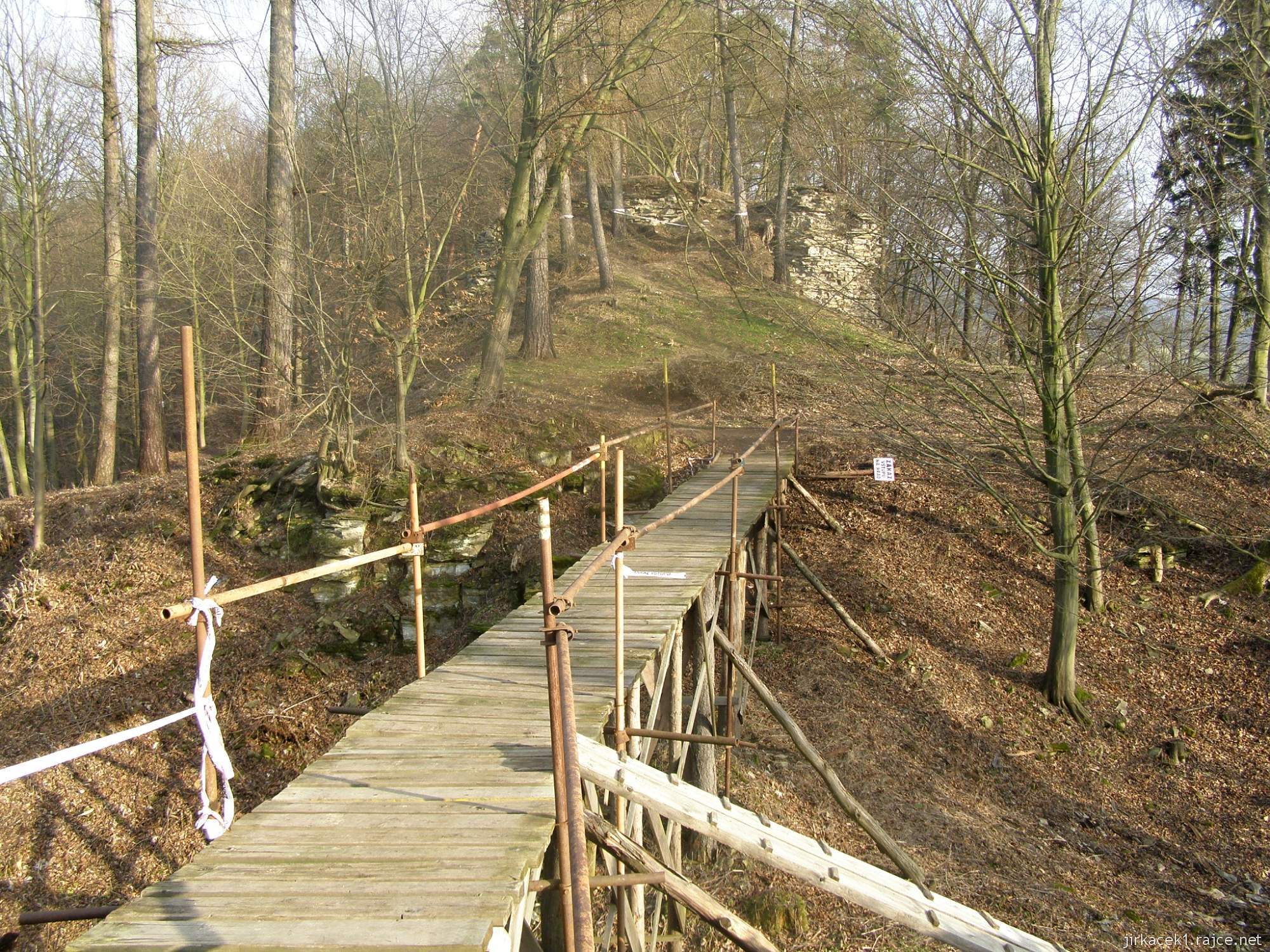 Brandýs nad Orlicí - zřícenina hradu 06 - další mostek přes hradní příkop
