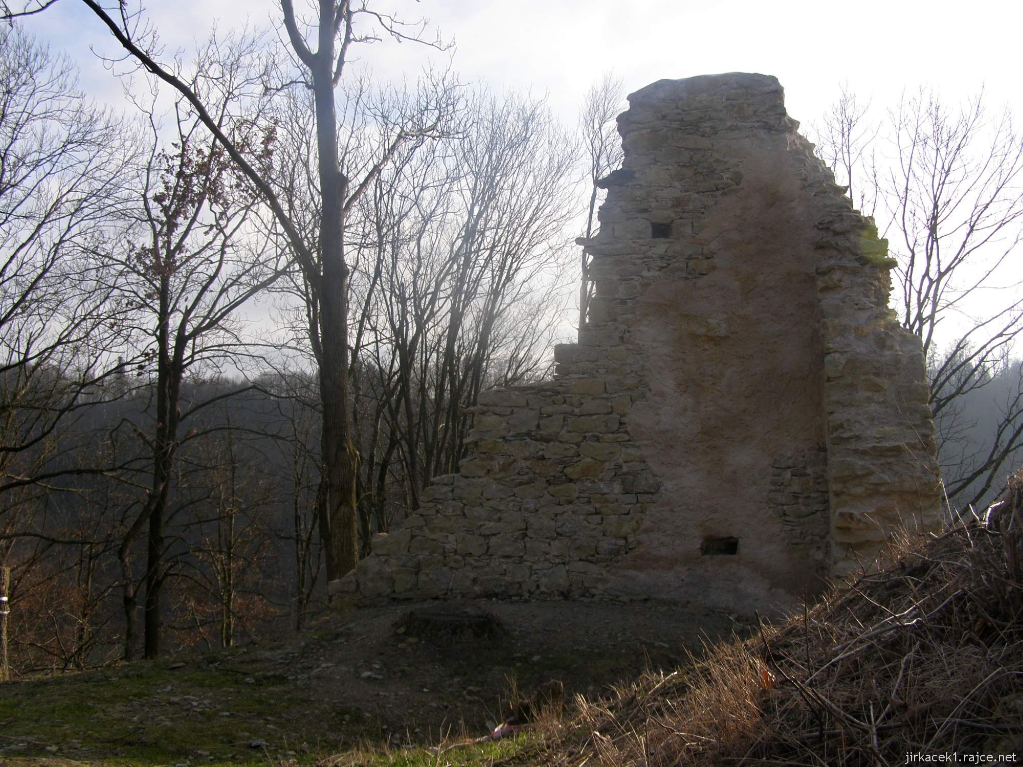 Brandýs nad Orlicí - zřícenina hradu 07 - opravený pozůstatek zdi