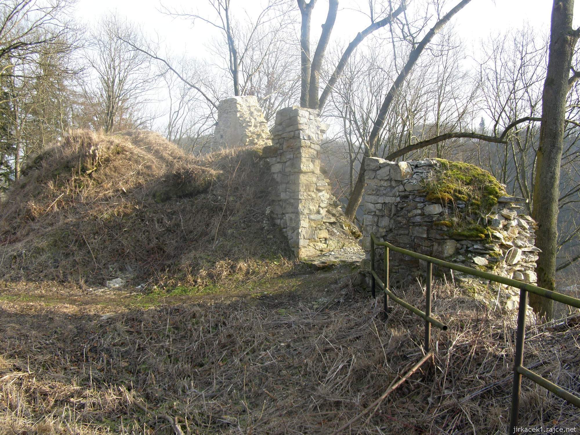 Brandýs nad Orlicí - zřícenina hradu 08 - pozůstatky zdi