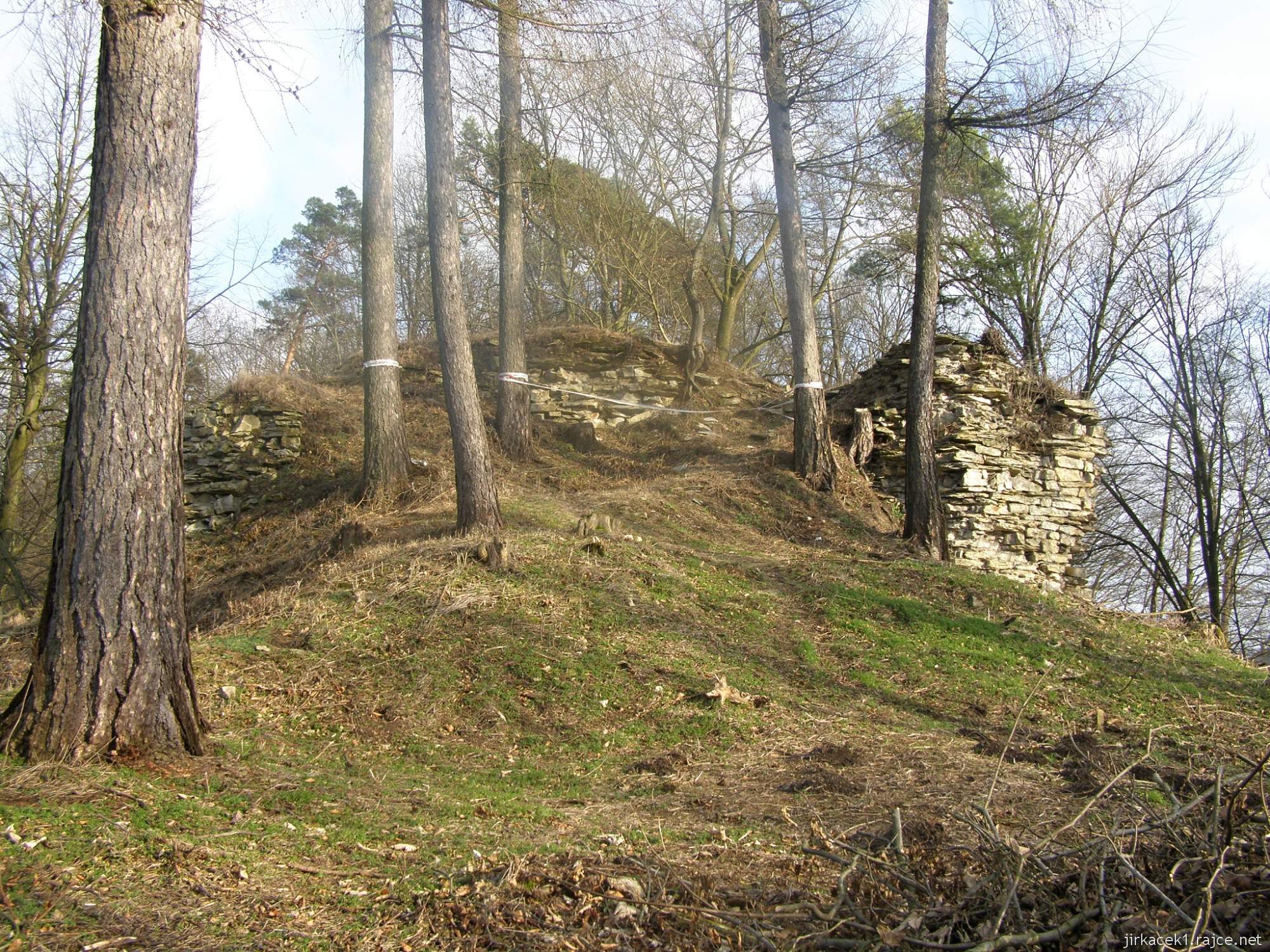 Brandýs nad Orlicí - zřícenina hradu 12 - nádvoří hradu