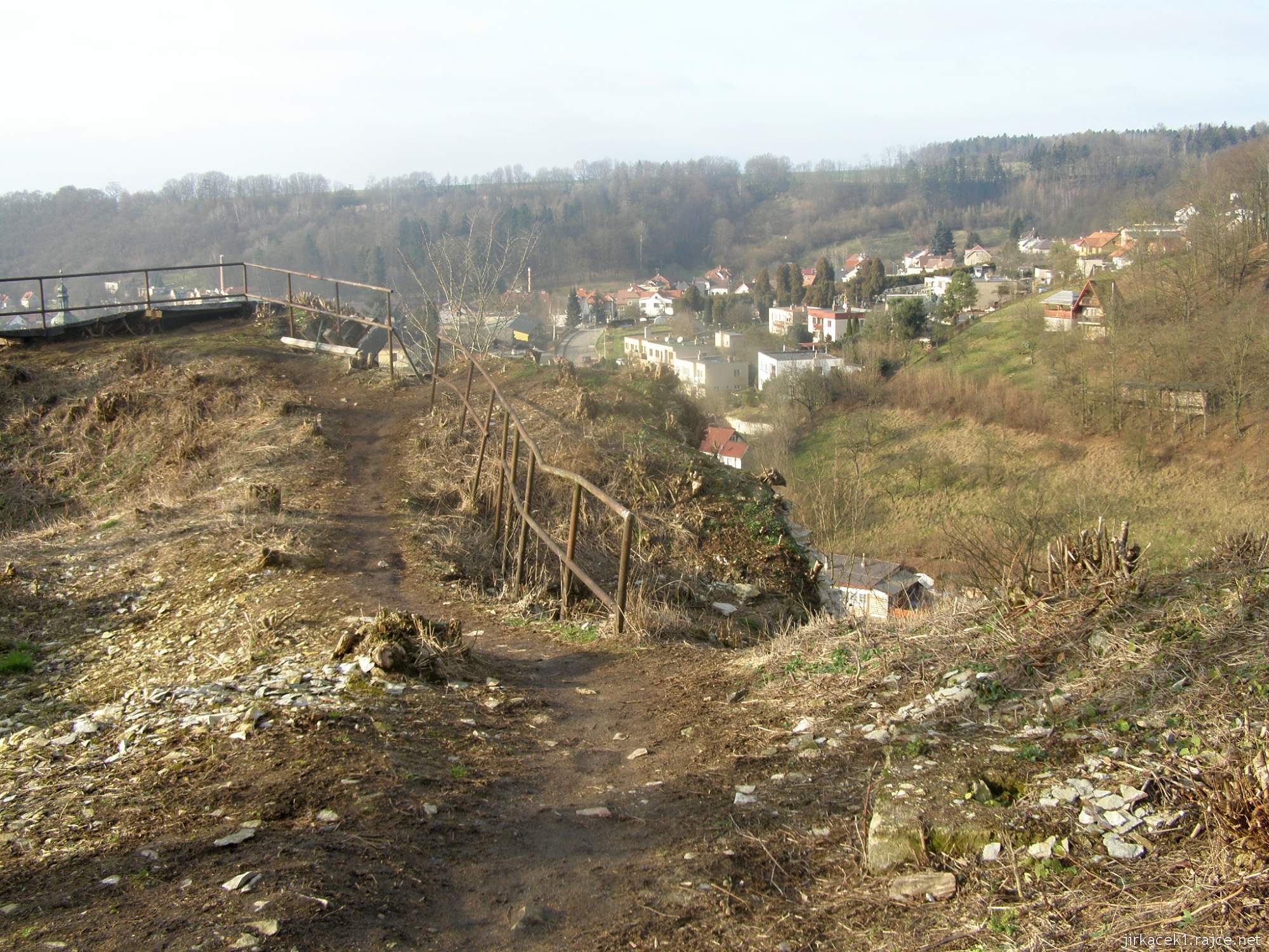 Brandýs nad Orlicí - zřícenina hradu 13 - okraj hradu a pohled na město dole
