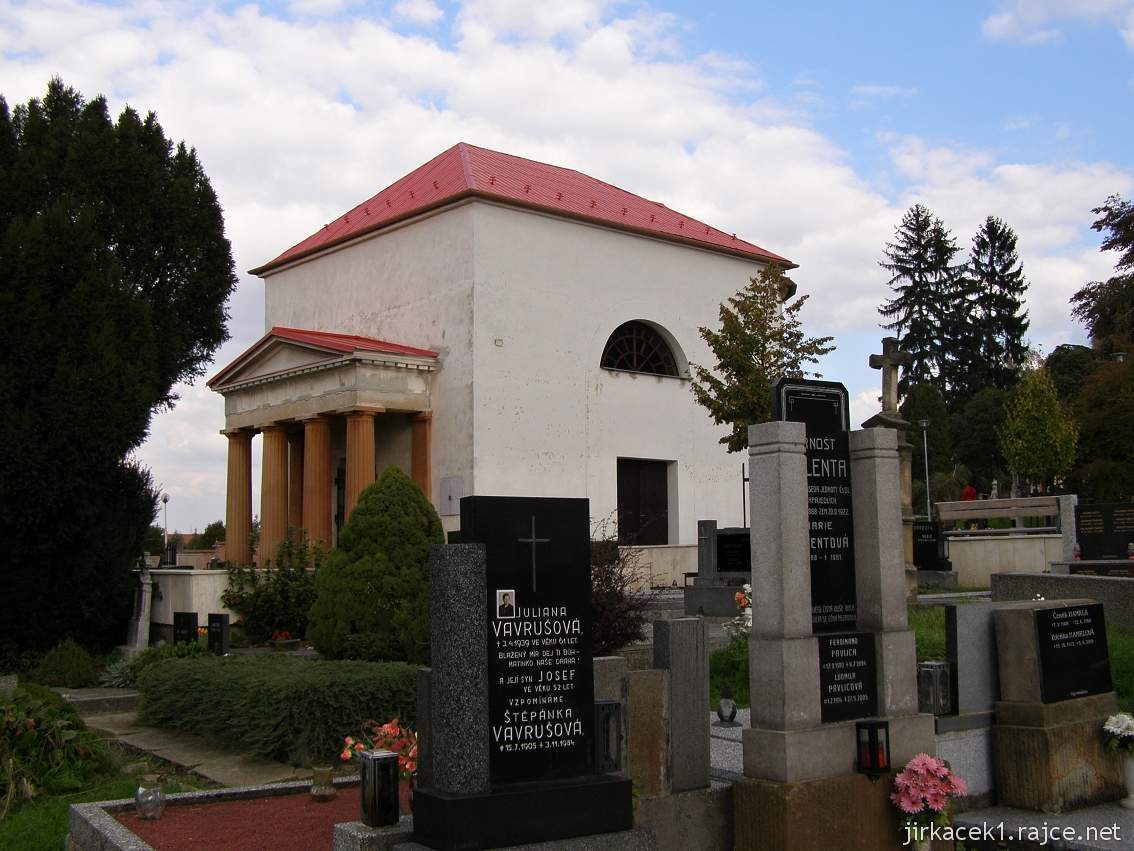 Napajedla - hřbitovní kaple a náhrobky