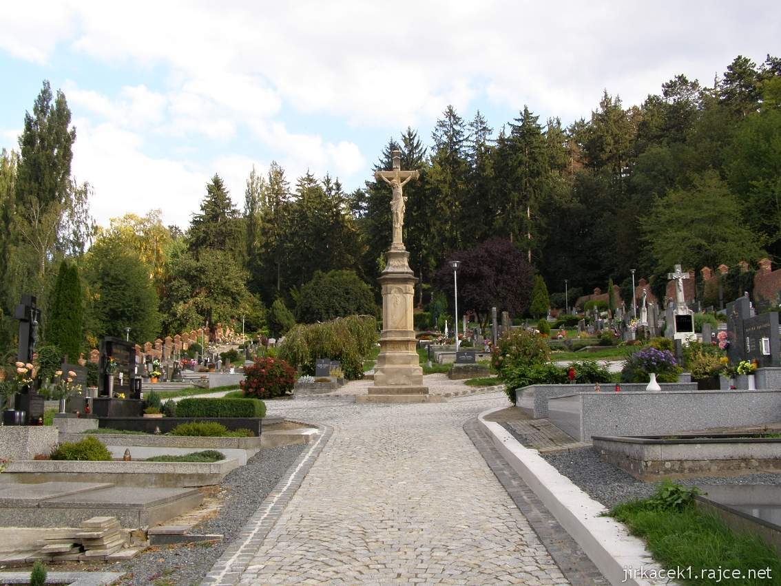 Napajedla - horní část hřbitova - kříž s Kristem
