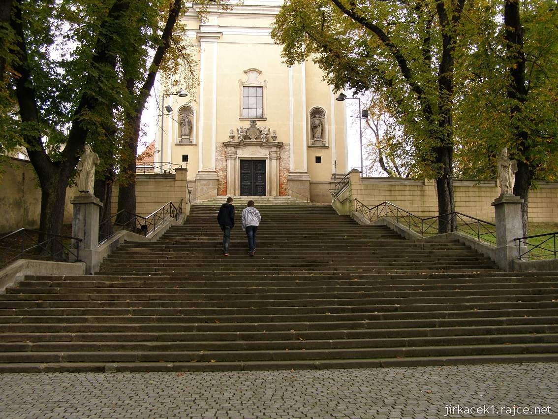 Napajedla - kostel sv. Bartoloměje - schodiště ke kostelu