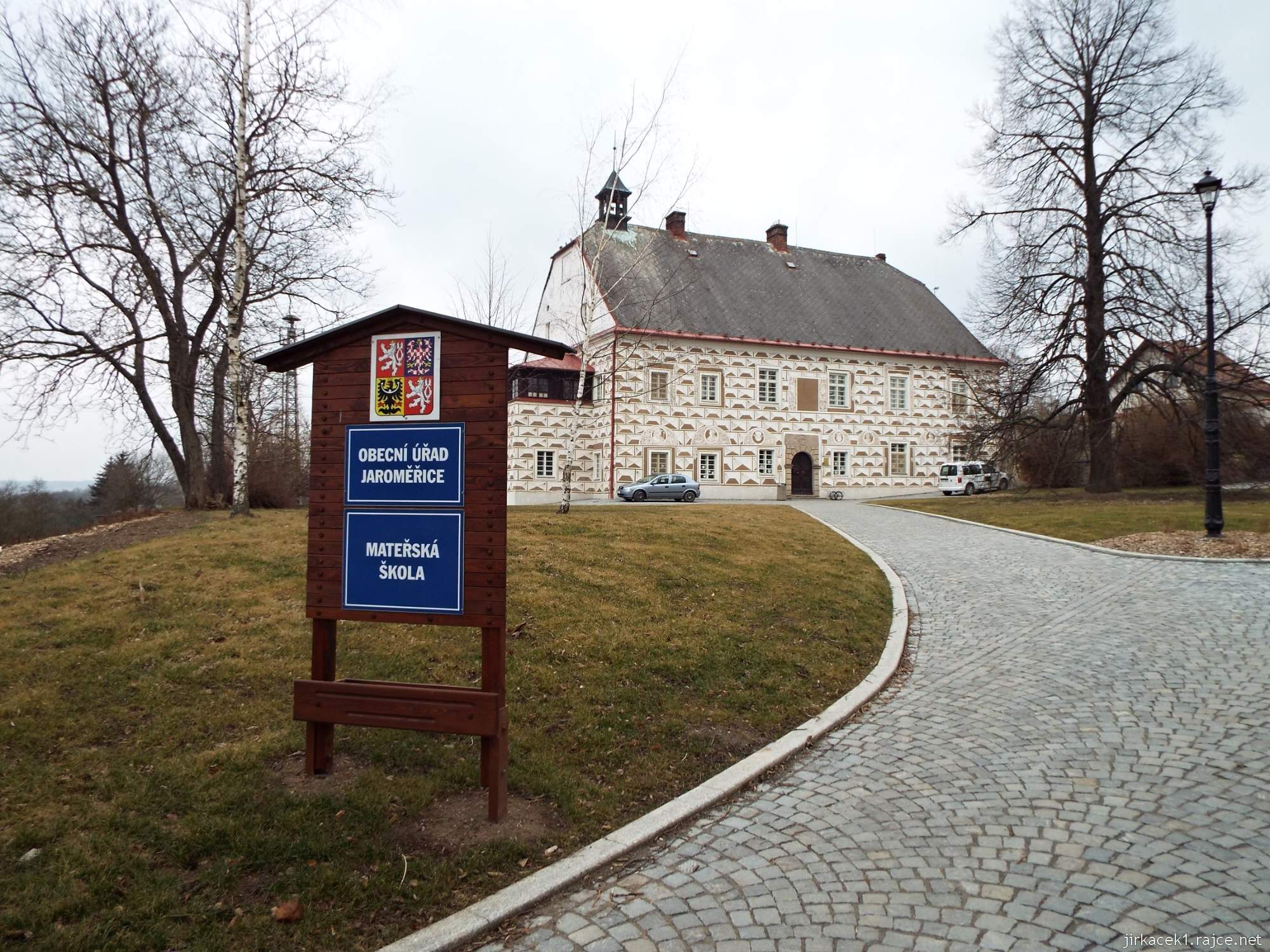 Jaroměřice u Jevíčka - zámek - pohled od vstupní brány