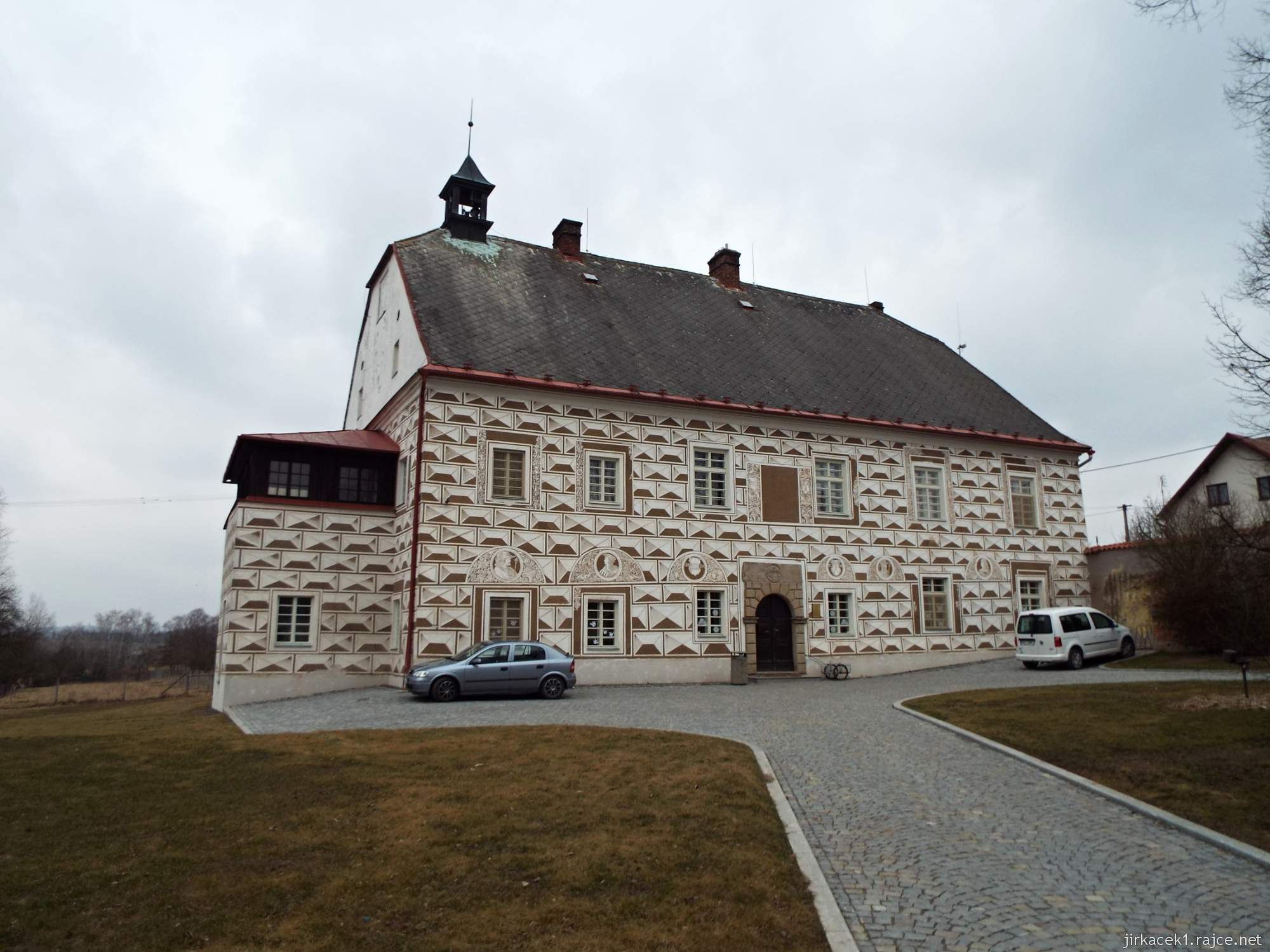 Jaroměřice u Jevíčka - zámek - pohled na čelní stranu s sgrafiti