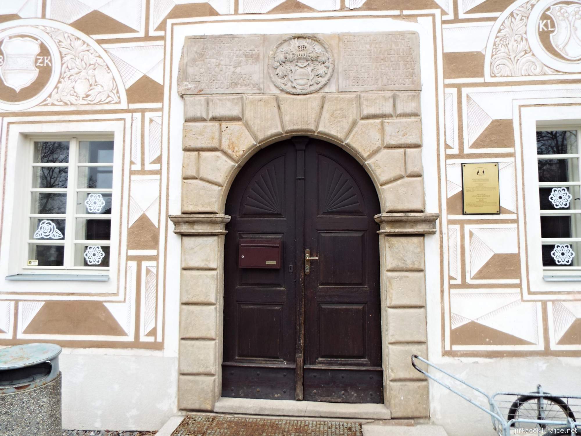 Jaroměřice u Jevíčka - zámek - vstup do zámku a erb rodu Bílských z Kaříšova