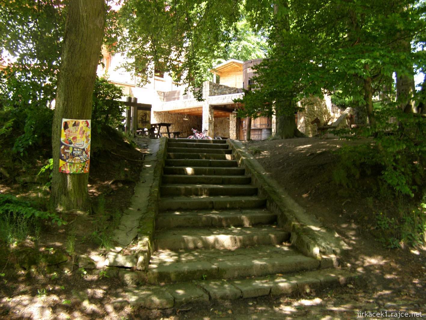Bunč - výletní chata v Chřibech - schody od silnice k restauraci
