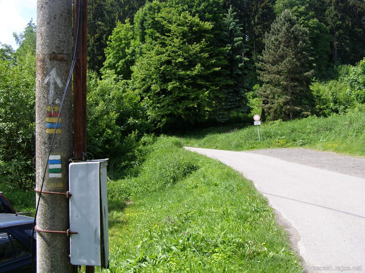Bunč - výletní chata v Chřibech - cesta po modré a zelené k pomníku padlých partyzánů skupiny Olga