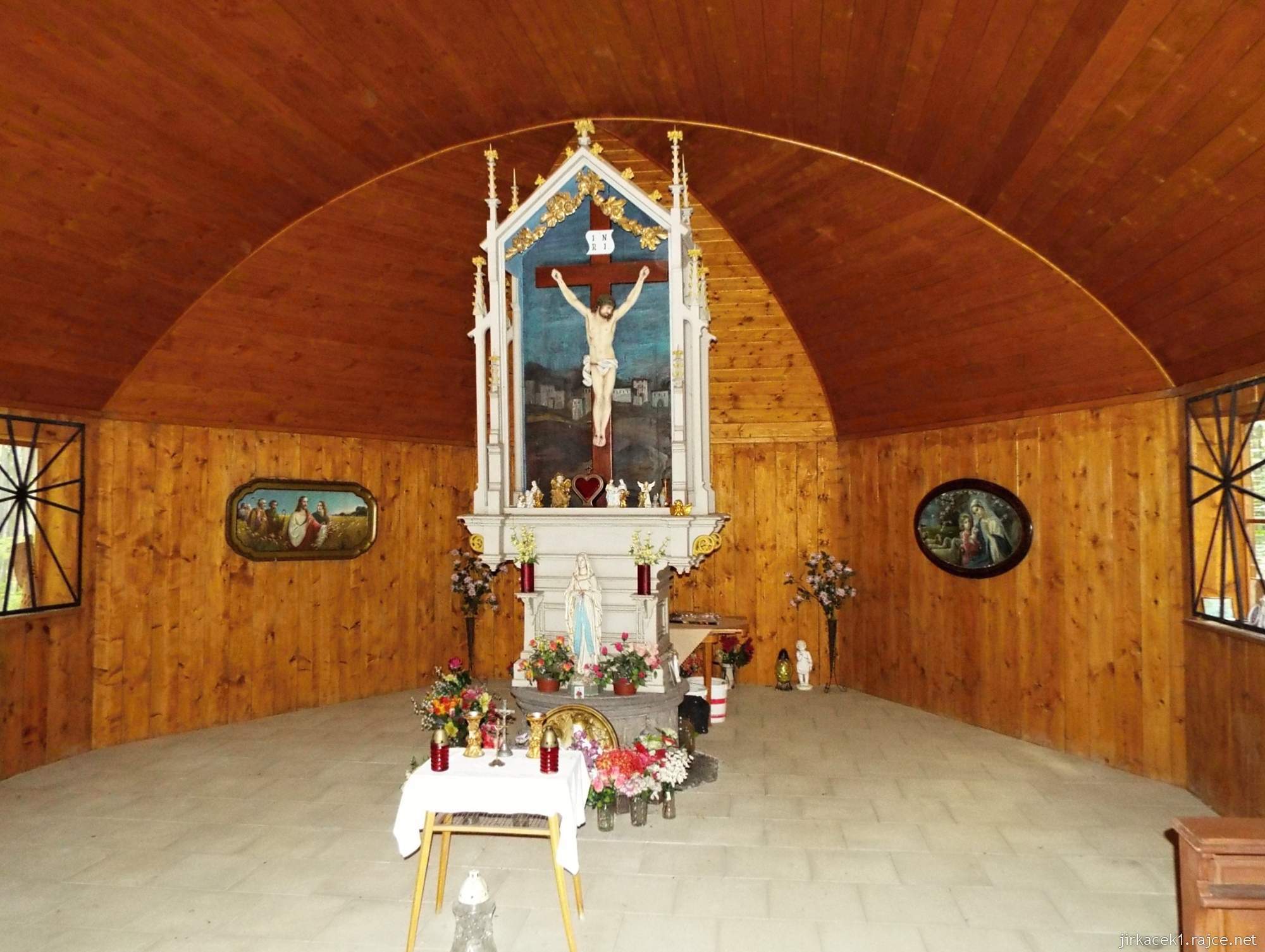 Lískovec - kaplička v hájku 06 - interiér kaple