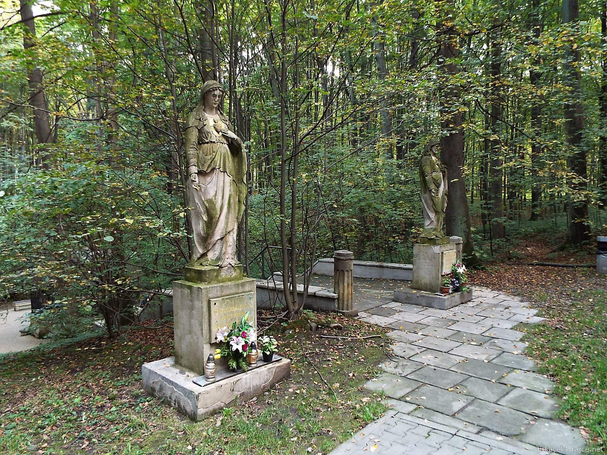 Lískovec - kaplička v hájku 09 - sochy Panny Marie a Krista