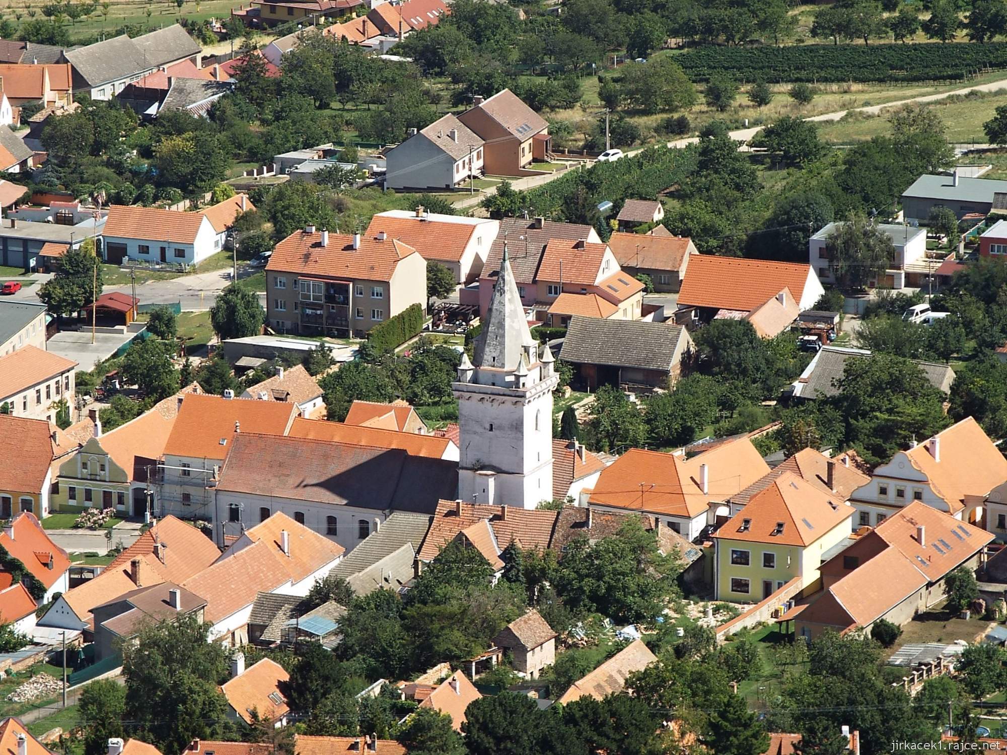 Pavlov - pohled na obec z hradu Děvičky