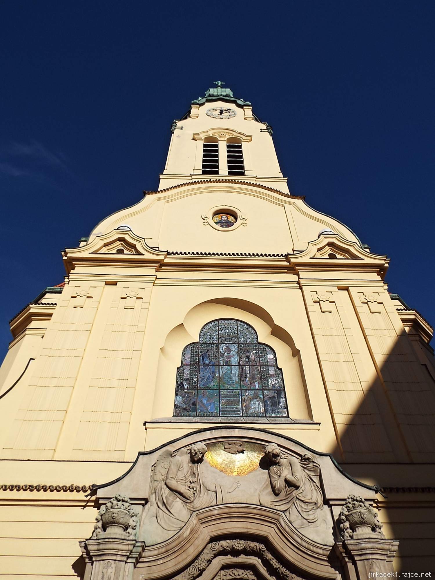 B - Brno - Kostel Neposkvrněného početí Panny Marie 06 - věž s oknem s vitráží která zobrazuje Alžbětu Durynskou