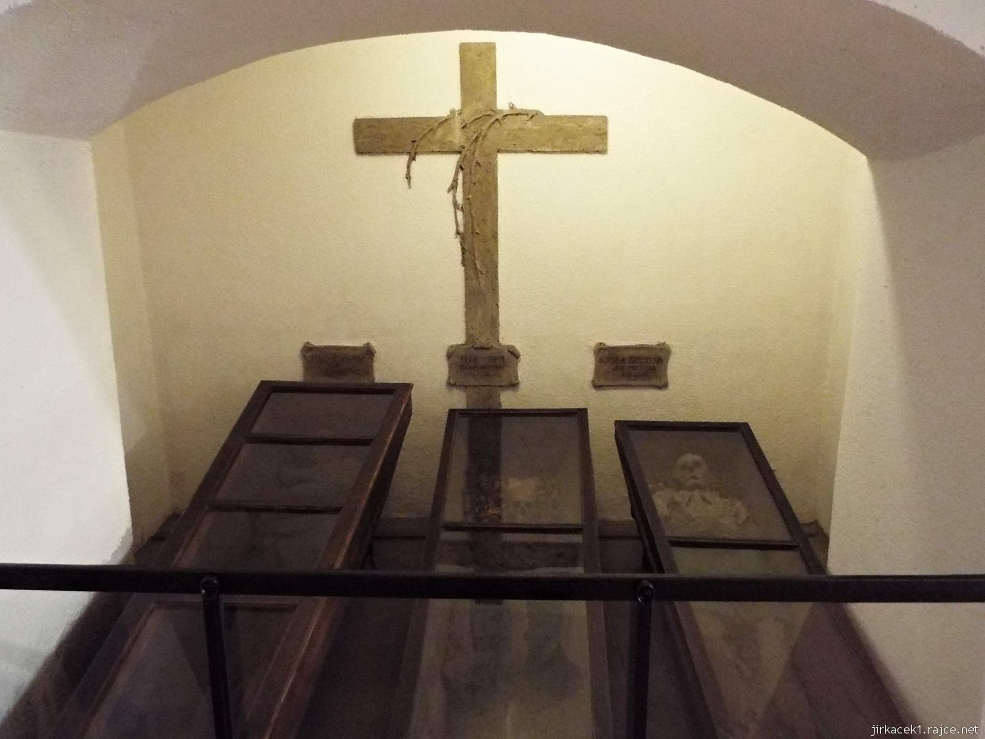 C - Brno - Kostel Nalezení sv. Kříže 20 - mumie rodiny Grimmovy