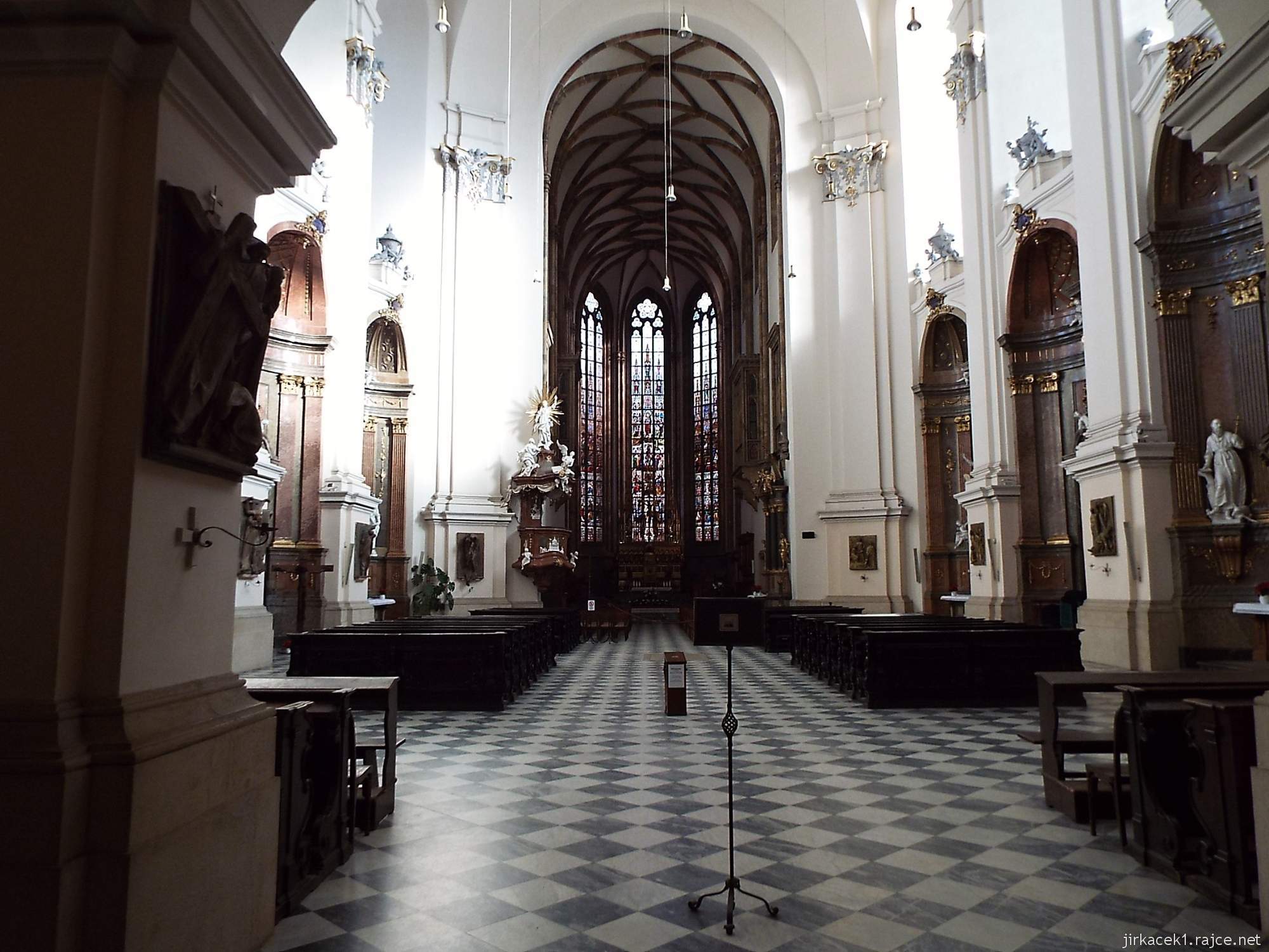 E - Brno - Katedrála sv. Petra a Pavla 12 - interiér katedrály