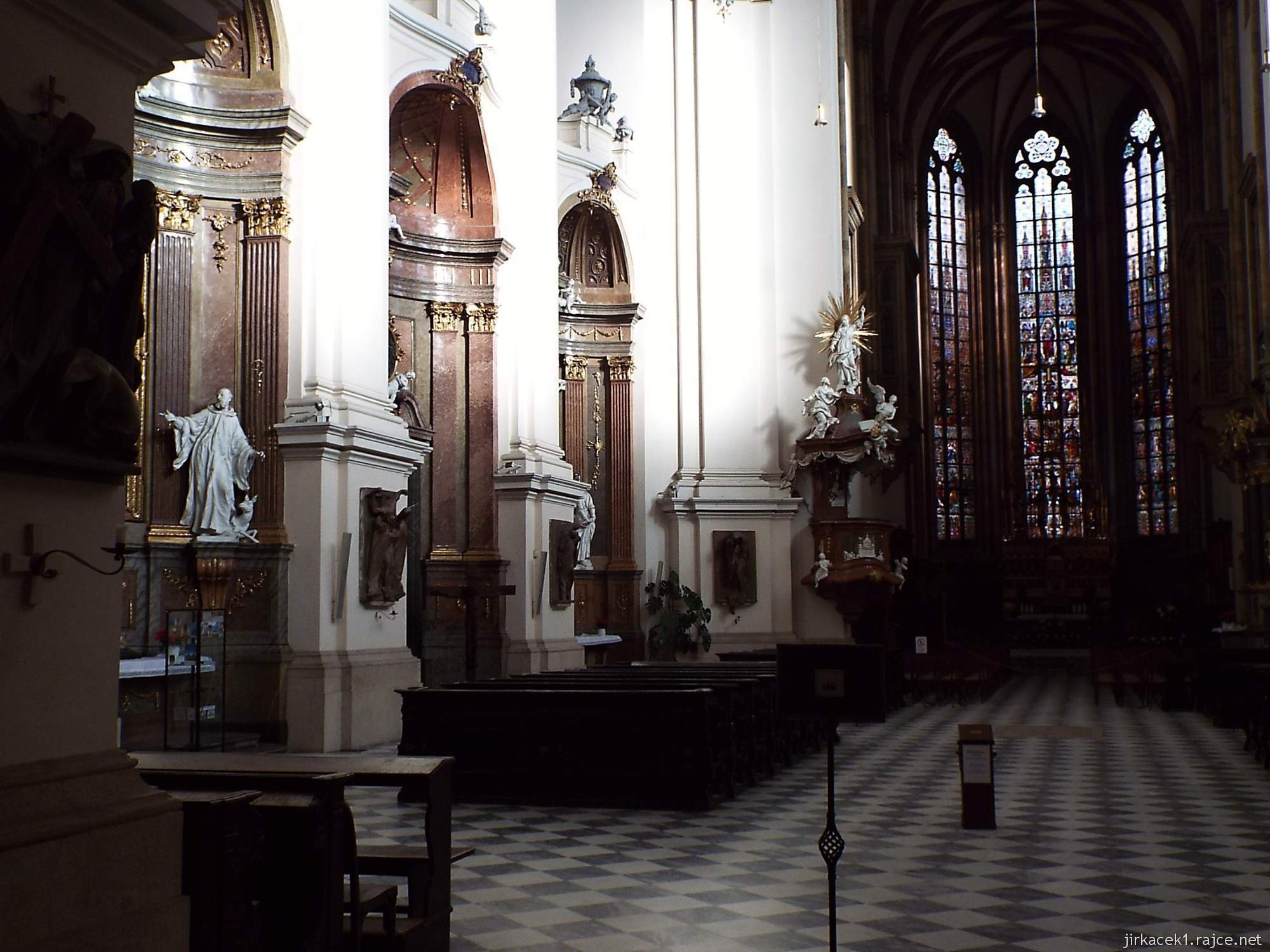 E - Brno - Katedrála sv. Petra a Pavla 14 - interiér katedrály