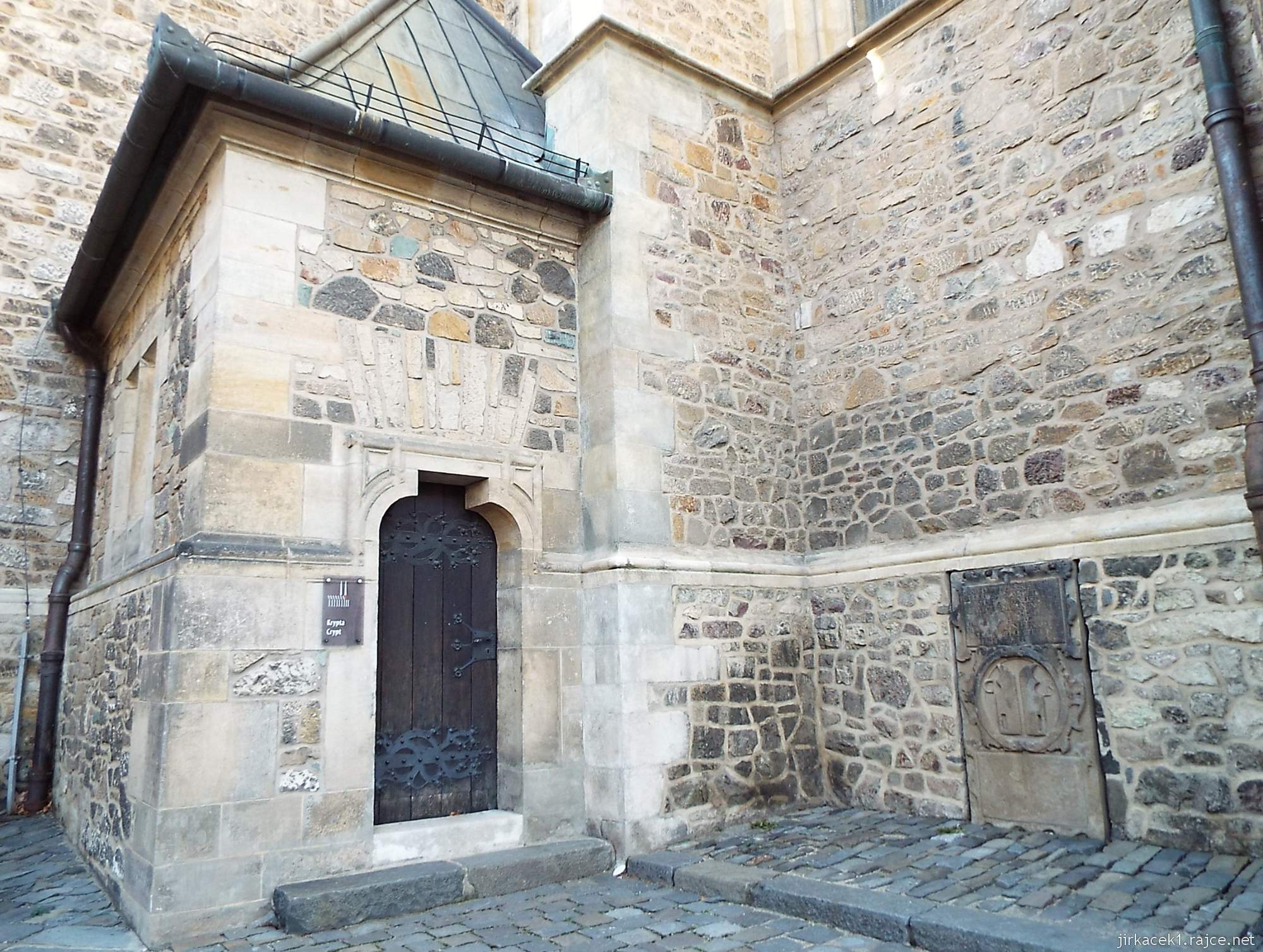 E - Brno - Katedrála sv. Petra a Pavla 36 - vchod do krypty