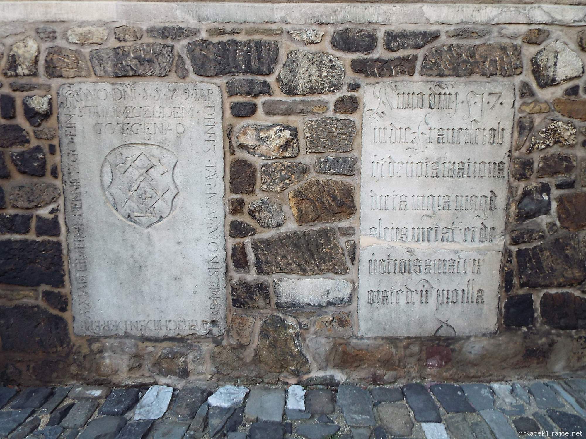 E - Brno - Katedrála sv. Petra a Pavla 37 - náhrobky patronů katedrály ve zdi kostela