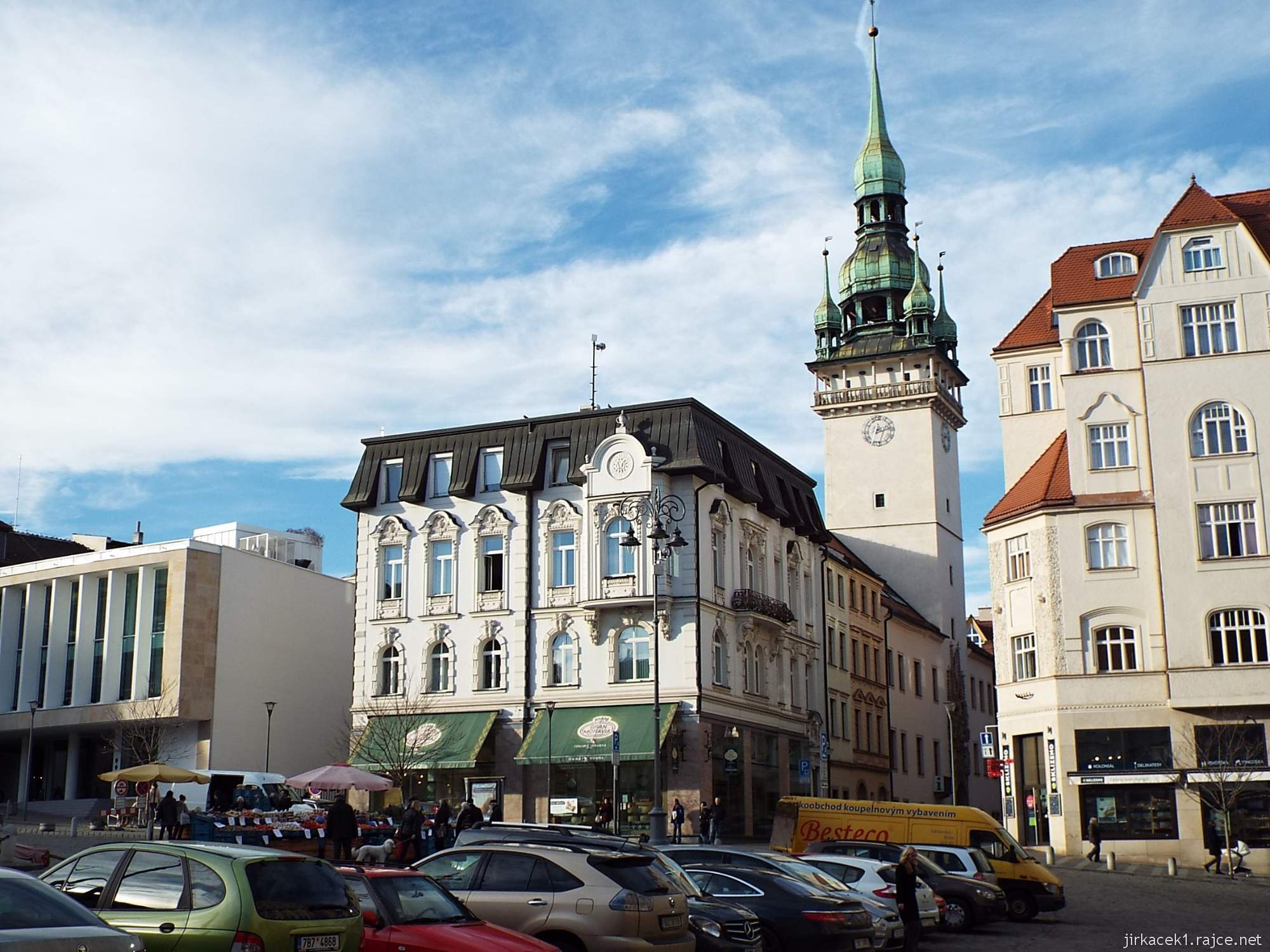 F - Brno - Zelný trh 17 - nárožní dům č.19 vedle tržnice a v pozadí Stará radnice