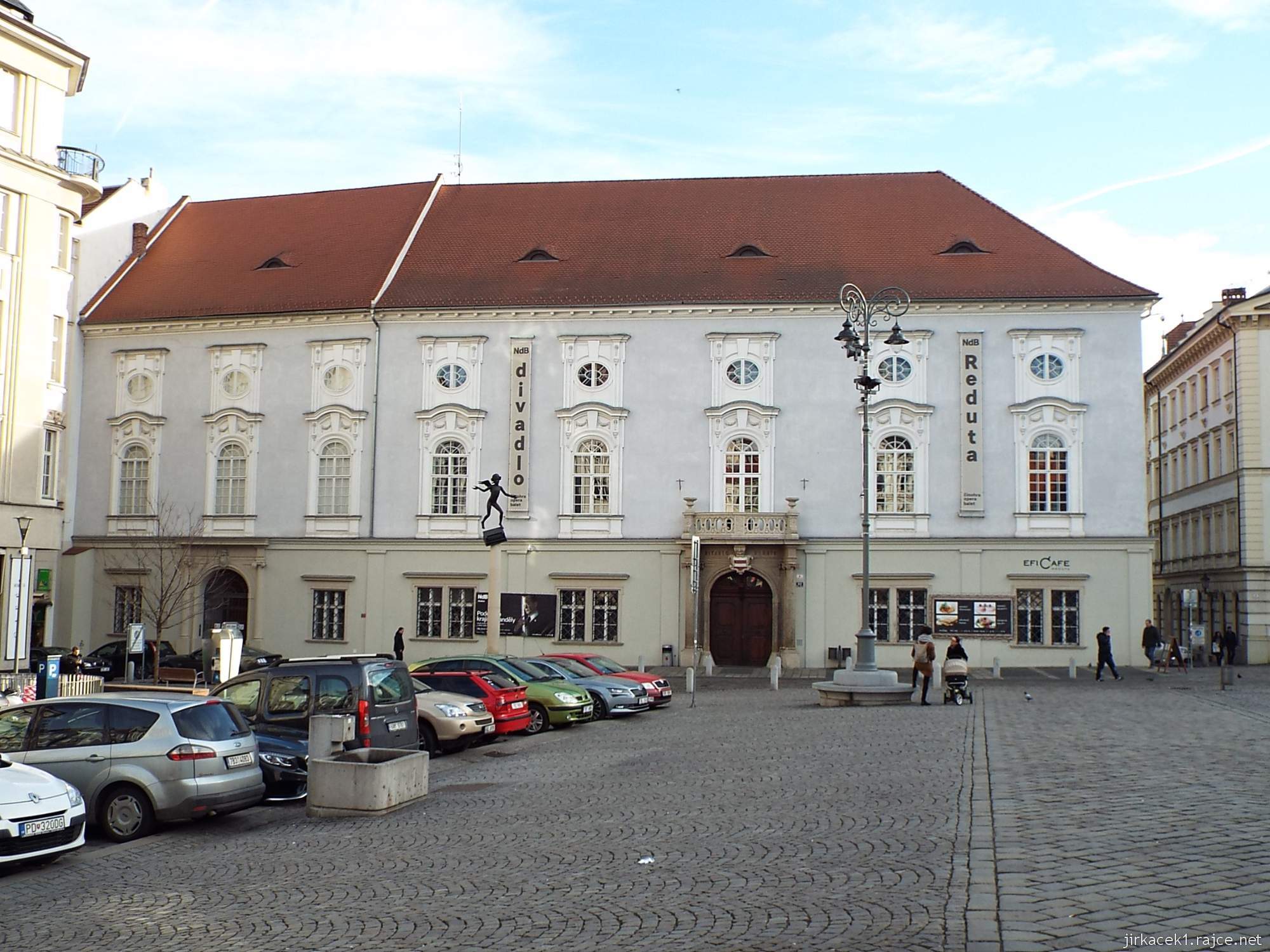 F - Brno - Zelný trh 21 - divadlo Reduta se sochou Mozarta