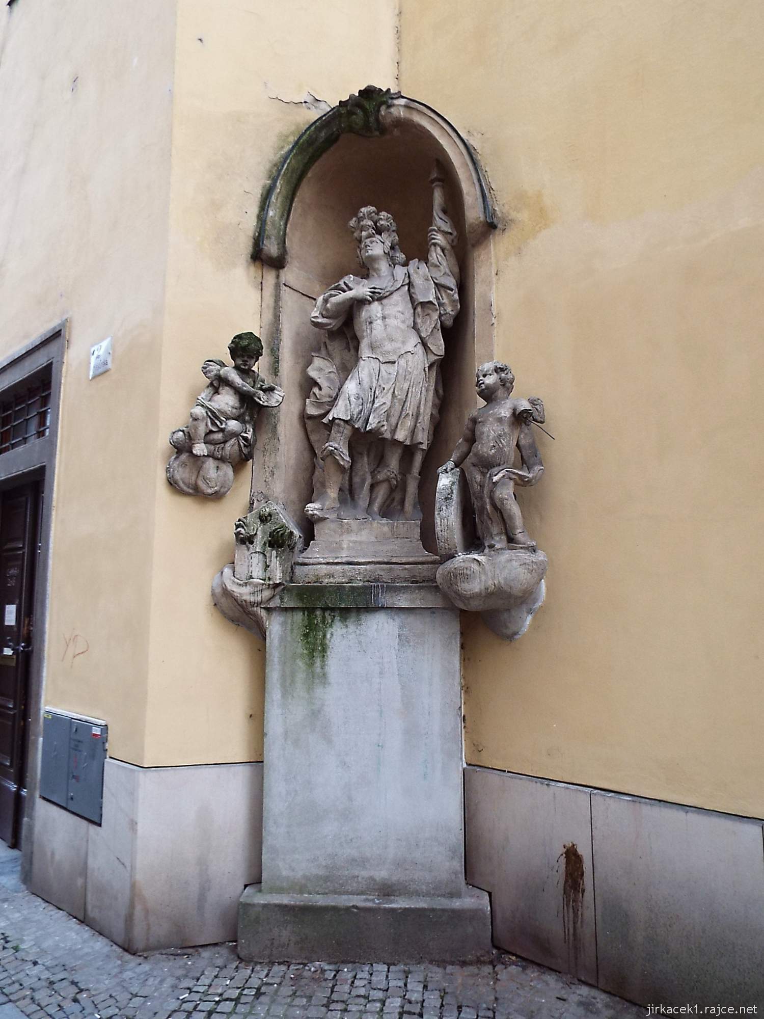 G - Brno - Kostel sv. Máří Magdalény 15 - socha sv. Floriána se dvěma andílky od Antonína Rigy