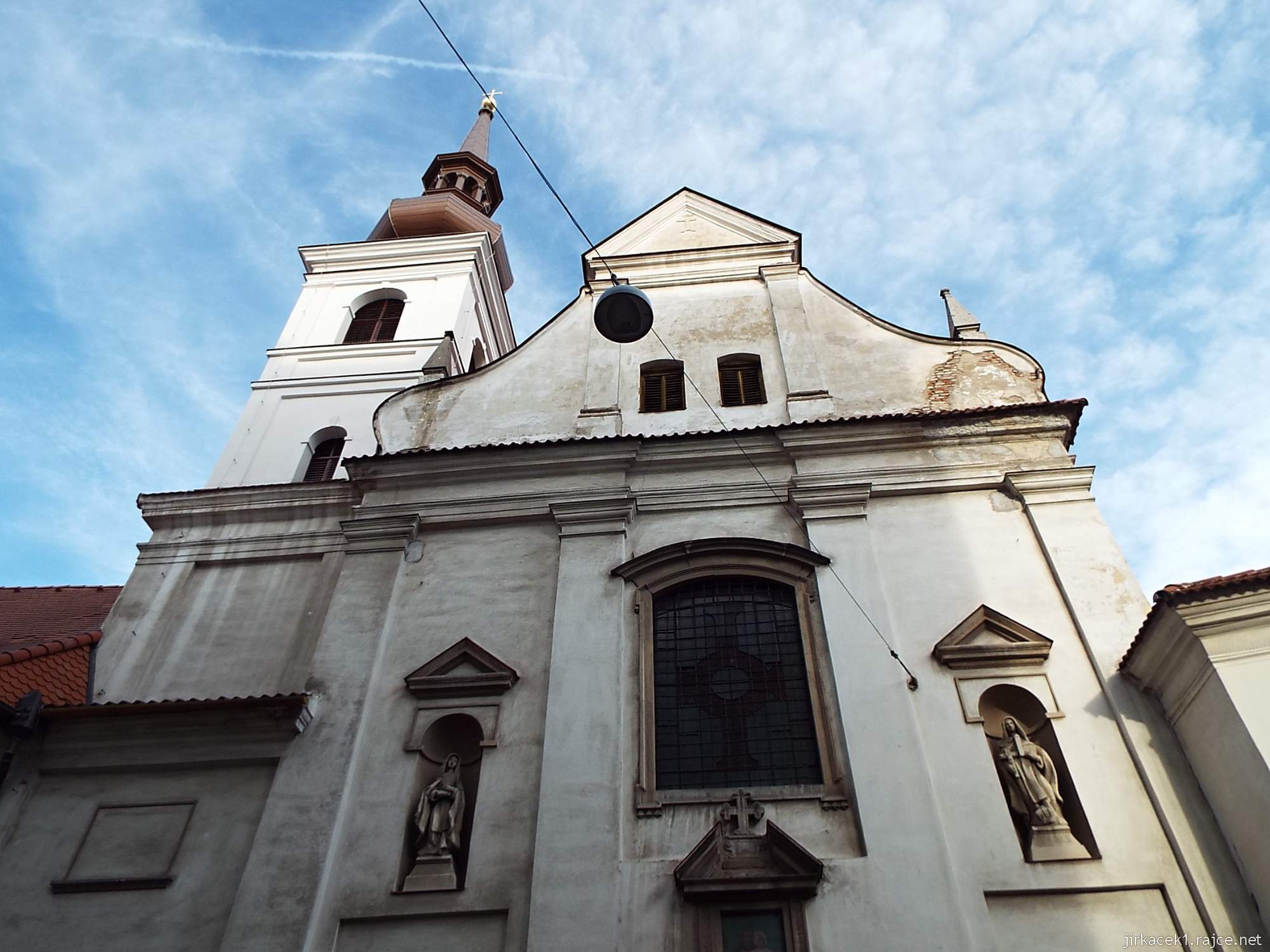 H - Brno - Kostel sv. Josefa 05 - průčelí se sochami sv. Kláry a sv. Anežky České