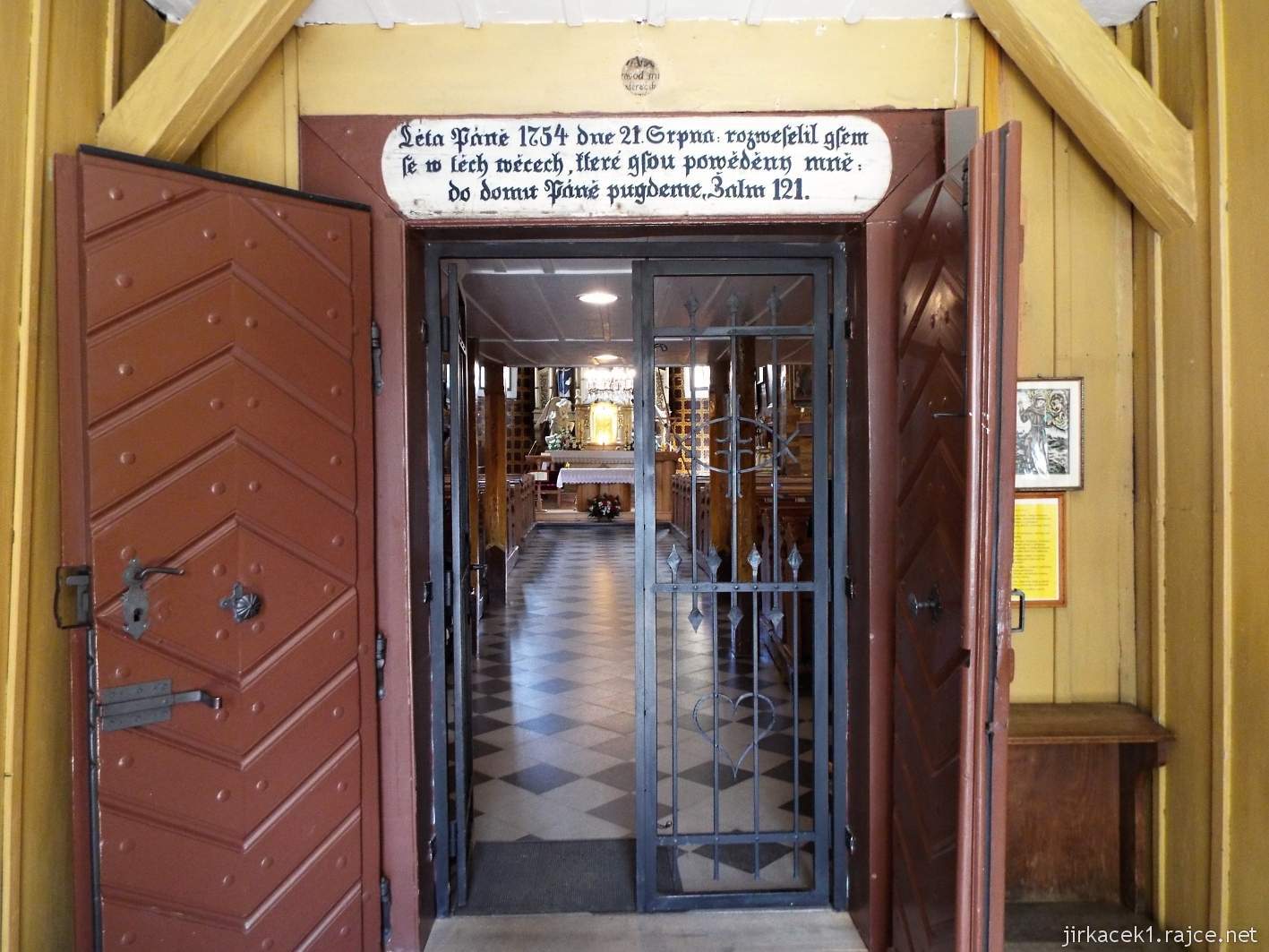 Velké Karlovice - Kostel Panny Marie Sněžné 09 - vchod do kostela