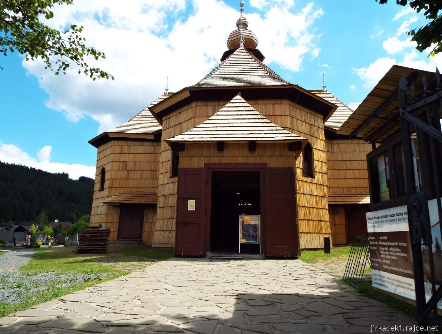 Velké Karlovice - Kostel Panny Marie Sněžné 23 - vchod do kostela