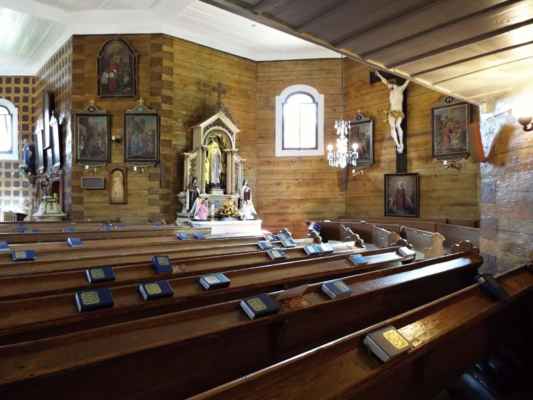 Velké Karlovice - Kostel Panny Marie Sněžné 10 - interiér kostela - boční oltář