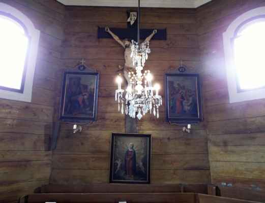 Velké Karlovice - Kostel Panny Marie Sněžné 19 - interiér kostela - lustr a obrazy se třemi zastaveními křížové cesty
