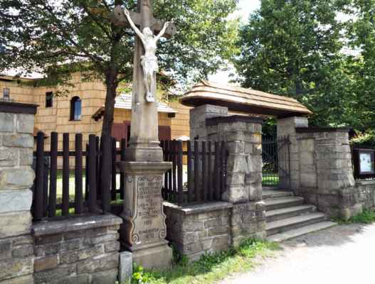 Velké Karlovice - Kostel Panny Marie Sněžné 24 - kříž s Kristem u vchodu do areálu