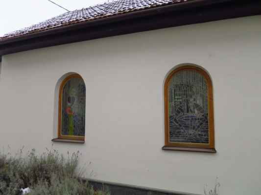nádherné vitráže místního kostelíku