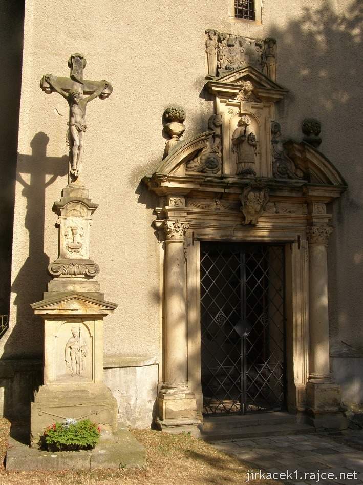 Náklo - Kostel sv. Jiří - portál nad vchodem a kříž