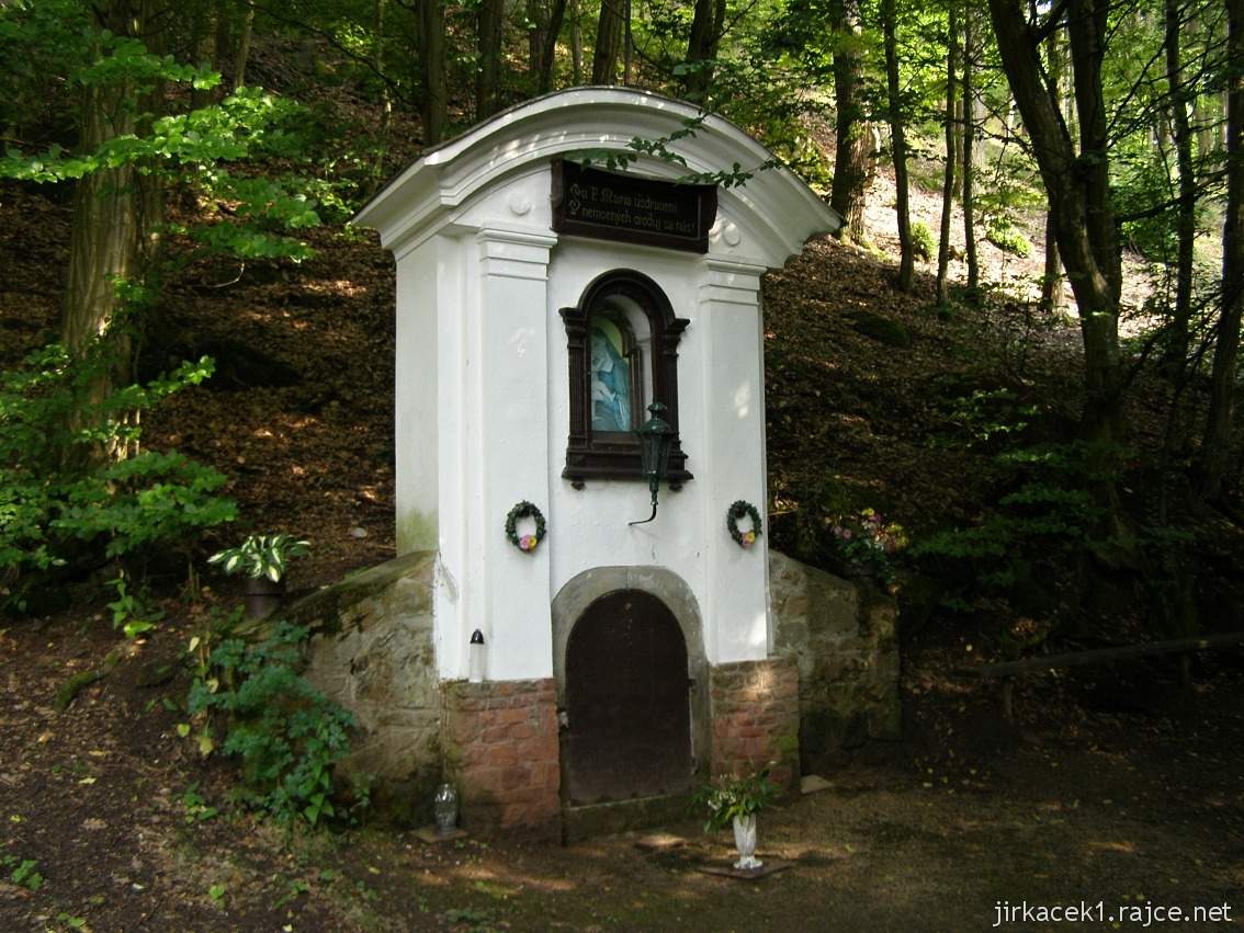 Veverská Bítýška - kaple Panny Marie Pomocnice se studánkou U Tří křížů
