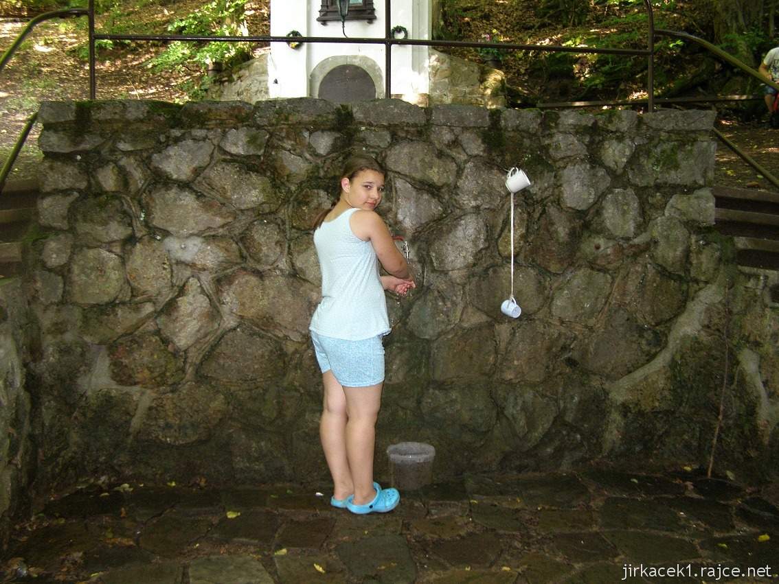 Veverská Bítýška - kaple Panny Marie Pomocnice se studánkou U Tří křížů