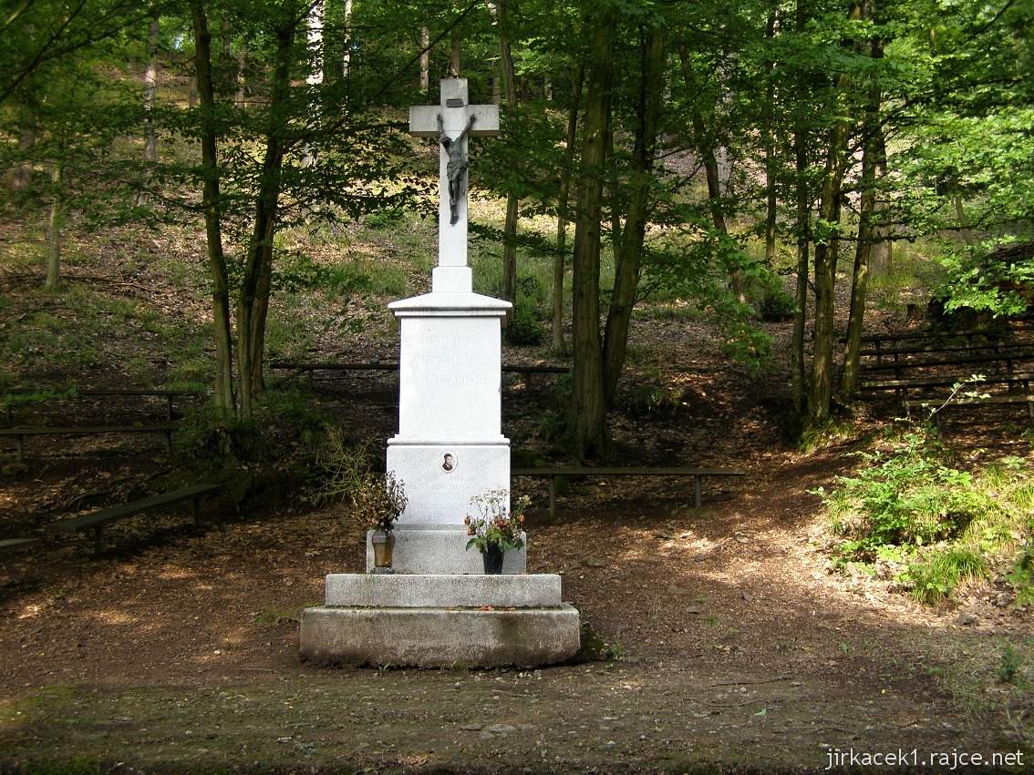 Veverská Bítýška - kaple Panny Marie Pomocnice se studánkou U Tří křížů