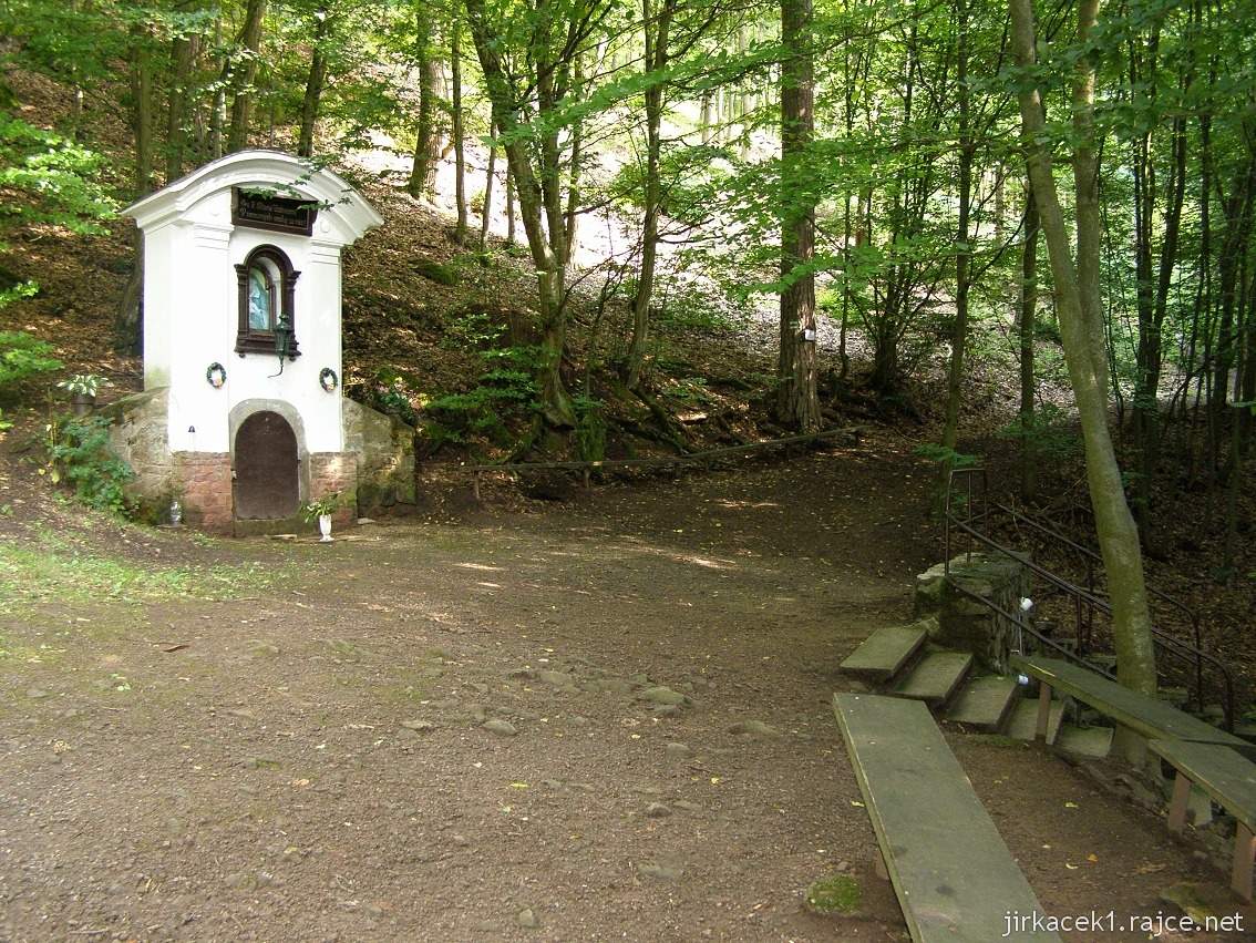 Veverská Bítýška - kaple Panny Marie Pomocnice se studánkou U Tří křížů