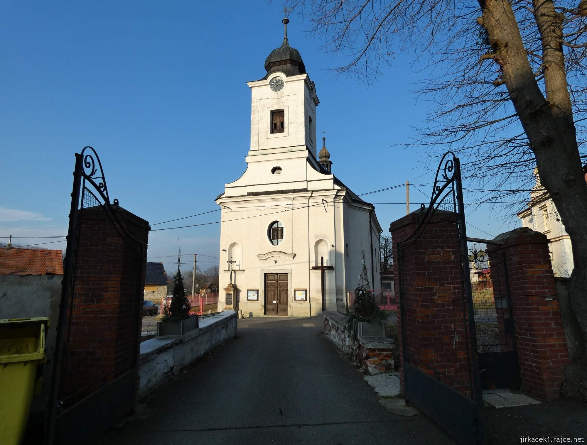 2 fanoušci Kategorie a štítky #architektura #cestování #krajina #kultura #vesnice #výlet #kostel #valašsko #traveling #morava #undefined #cestovanie #church #choryně Další alba autora Choryně - kaple sv. Jana Nepomuckého Valašské Meziříčí - kaple sv. Rocha Valašské Meziříčí - stará krásenská radnice Valašské Meziříčí - Krásenský pivovar Zašová - poutní místo Stračka s pramenem vody Zašová - rozhledna Zašovka Podobná alba MotoPutování - Pavlov, Dívčí hrad, Moravský Krumlov Čarodějné rejdění 2021 Pálení čarodějnic 1. Třída Moje něj co mám, navždy spolu Létání B.13.9.2020 Galavečer 2019 Zrušit nahrávání Produkty Fotokniha Pexeso Kalendář Fotky Klasik Fotky na desce Magnetky O Rajčeti Kontakty Soutěže Novinky Hlasování Zelináři Reklama Zajímavé fotky Alba do stránek API pro vývojáře Měření návštěvnosti Podpora Návody Pravidla Podmínky soukromí GDPR Děti na rajčeti Hlášení závadných fotek Rajce.net je největší česká sociální síť zaměřená na sdílení fotografií a videí. Nabízí neomezený prostor zdarma, snadnou a rychlou výrobu fotoknih i jiných fotoproduktů. info@rajce.net 1 258 371 | 1 218 666 650 Provozovatelem webu rajce.idnes.cz je společnost MAFRA, a. s., Karla Engliše 519/11, Praha 5, 150 00, IČO: 45313351 Choryně - kostel sv. Barbory 12 - pohled od zámku