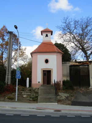 kaplička Panny Marie - Kapličku nechal postavit roku 1802 rychtář Martínek vedle svého dvora z kamene ve stylu baroka. Původně byla zasvěcena sv. Martinu. Opravena byla v letech 2002-2004. Od roku 2010 má kaplička nové schodiště.