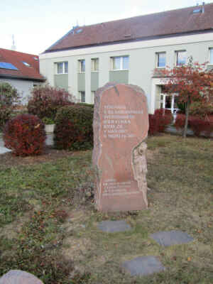 Veselý pomník Hurvínka byl 27. května 2006 slavnostně odhalen ředitelkou Divadla Spejbla a Hurvínka v Praze, paní Helenou Štáchovou, jako připomínka, že v Chrástu měl letní sídlo známý loutkář Josef Skupa, kterému bylo v r. 1948 uděleno čestné občanství obce.
