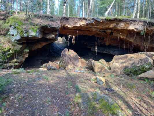 Jeskyně na Svatavském vrchu na jaře 2022 - nejšpičatější kámen dopadl přesně na místo, kde bylo ohniště