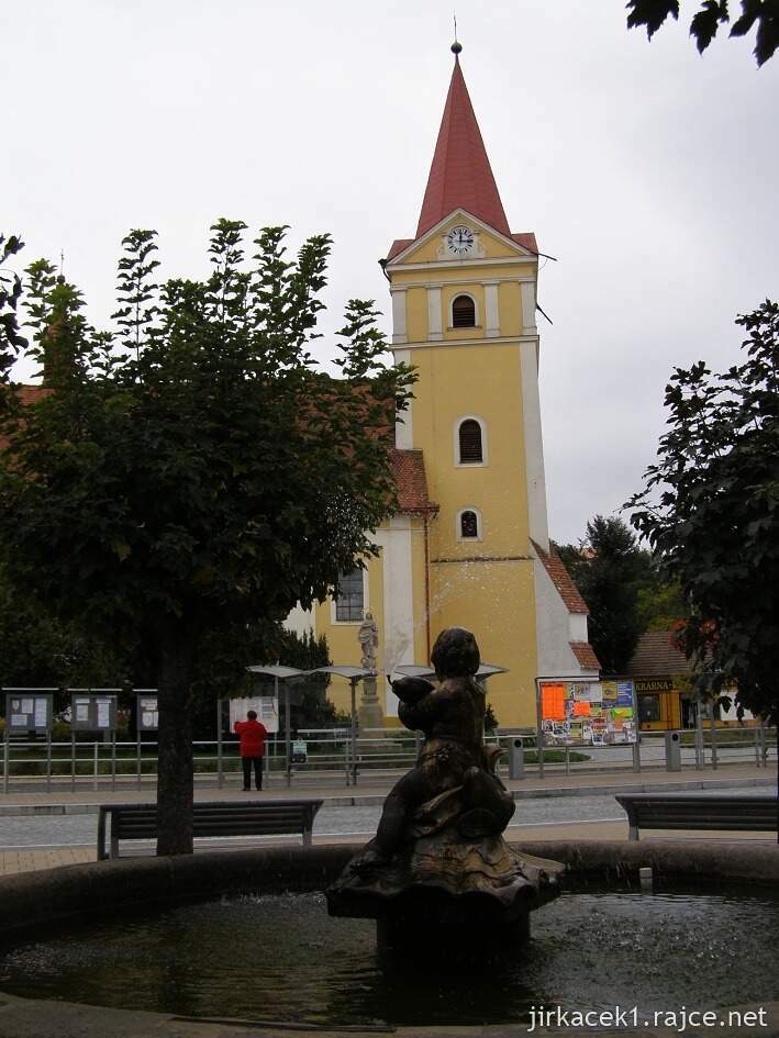 Koryčany - Kostel svatého Vavřince - kašna na náměstí