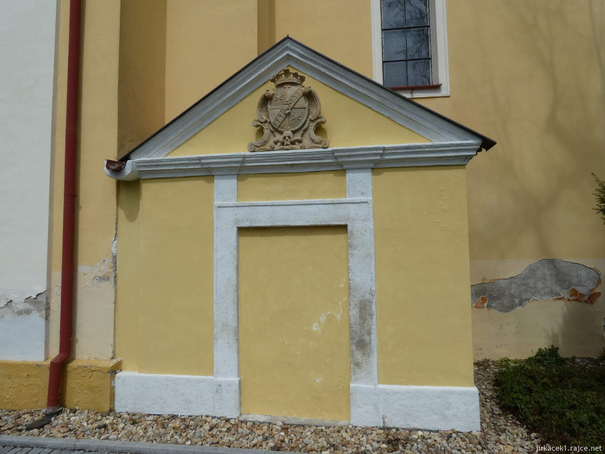 Koryčany - kostel sv. Vavřince - zazděná hrobka s erbem rodu Gillernů