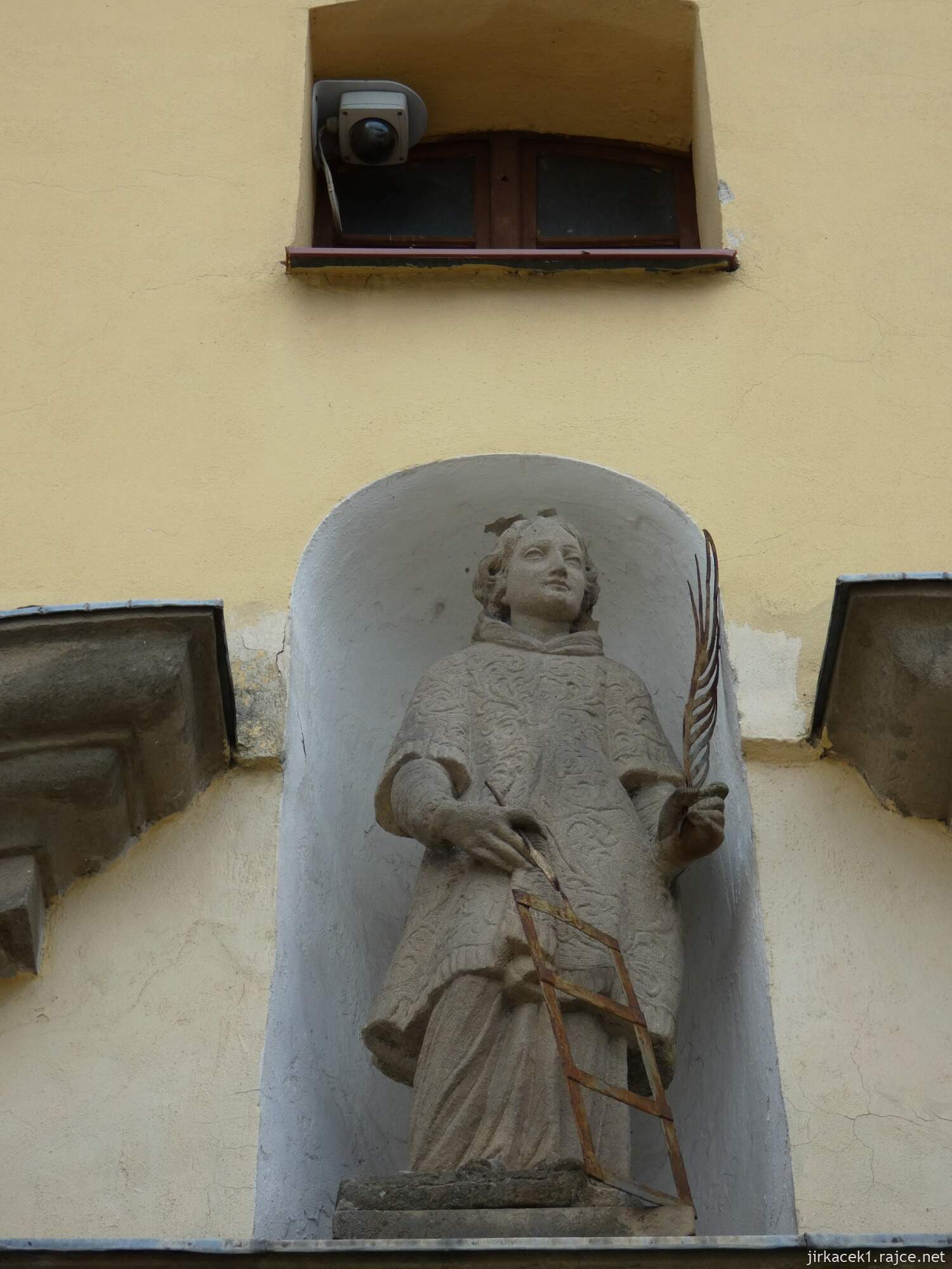 Koryčany - kostel sv. Vavřince - socha svatého Vavřince nad vchodem