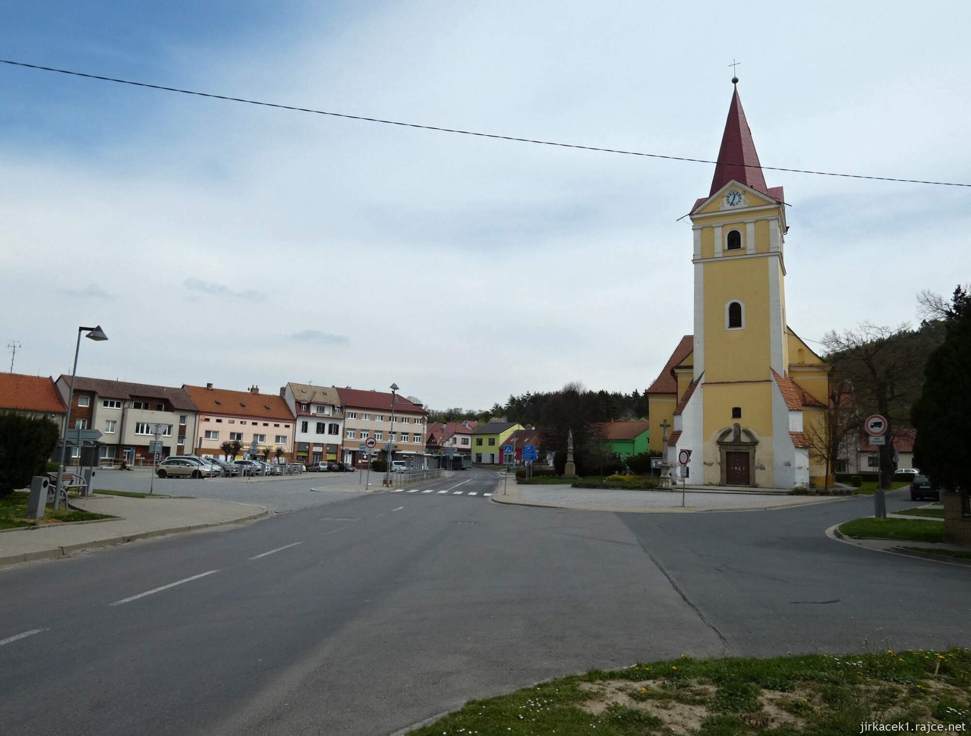 Koryčany - kostel sv. Vavřince - celkový pohled na kostel a náměstí