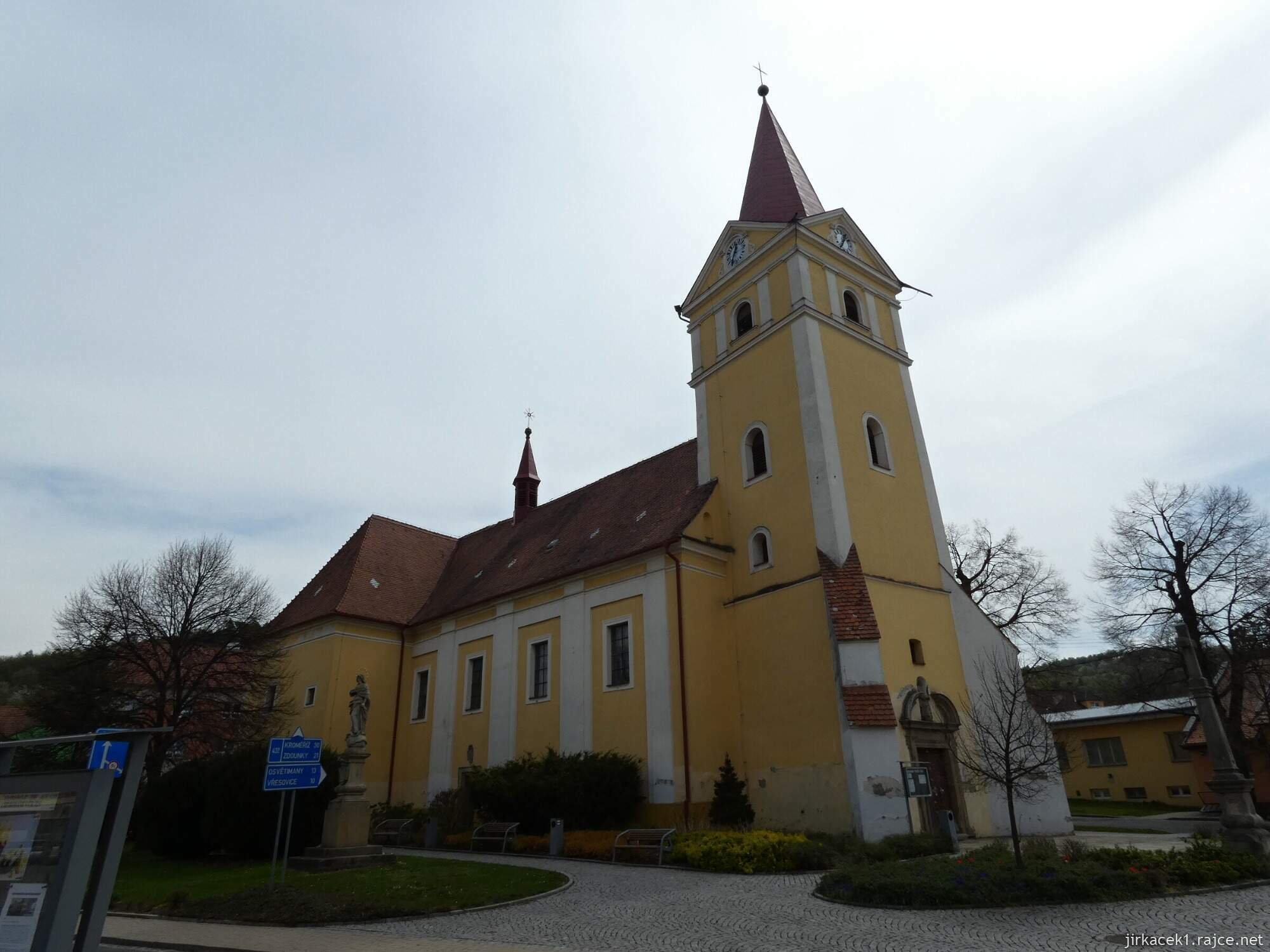 Koryčany - kostel sv. Vavřince - pohled z náměstí