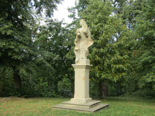 socha sv. Barbory - patronka haviřů - Od září 2020 stojí u Havířské boudy zbrusu nová socha svaté Barbory od Martina Roháčka z Lipnice nad Sázavou.