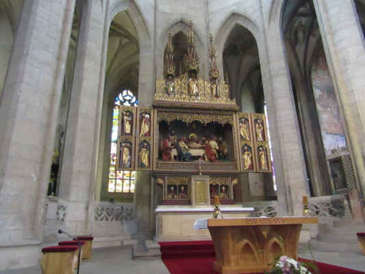 hlavní novogotický oltář s motivem Poslední večeře Páně - za oltářem v půlkruhu je osm ochozových kaplí kolem kněžiště
