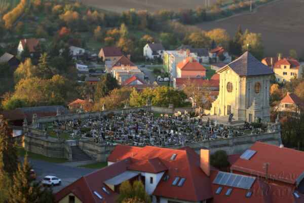 14 - Svojí originální architekturou a sochařskou výzdobou byl v roce 2010 hřbitov vyhlášen Národní kulturní památkou České republiky.